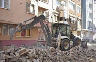 Edremit’te sokaklar parke taşlar ile örülüyor