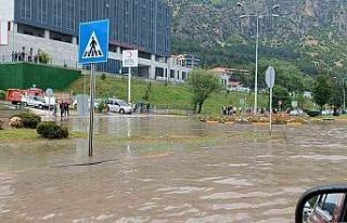 Eğirdir’de sağanak yağmur yolları göle çevirdi