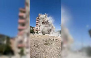 Elazığ’da ağır hasarlı bina, tek dokunuşla...
