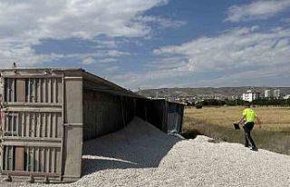 Elazığ’da mıcır yüklü tır devrildi: 1 yaralı