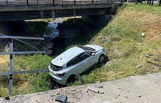 Elazığ’da otomobil dereye uçtu: 1 yaralı
