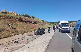 Elazığ’da otomobil ters döndü: 1’i ağır...