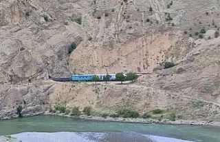 Elazığ’da trenin çarptığı işçiler ağır...
