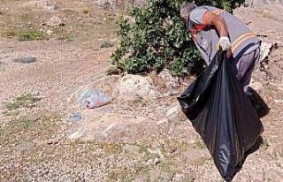Elazığ’da turizm bölgesine atılan çöpler ekipler...