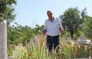 Elazığ’da vatandaşlar arife günü mezarlıklara...