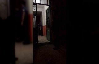 Elindeki satırla polise direndi, havaya ateş açılarak...