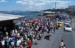 Eminönü’nde bayram nedeniyle oluşan insan seli...
