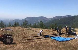 Engebeli arazilerde ekim yapan çiftçiler, eski patoz...