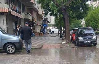 Engelli rampasının önündeki su birikintisi vatandaşlara...