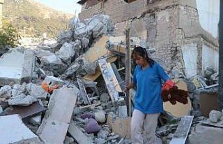 Enkaz üzerinde umutlu arayış