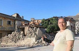 Enkazın ortasında dikkat çeken koltuk takımı