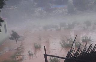 Erdemli’de sağanak sele neden oldu, bahçeler zarar...