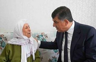 Erdoğan portresi yaşlı çifti mutlu etti.