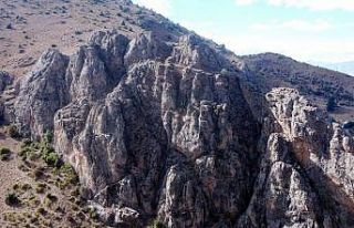 Erzincan’da devasa kayalık üzerindeki kalenin...