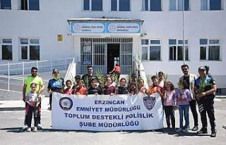 Erzincan’da polisler çocuklarla fidan dikti