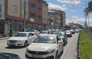 Erzurum - Erzincan karayolunda bayram yoğunluğu