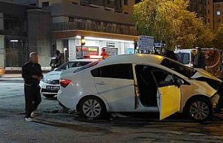 Erzurum’da iki araç çarpıştı: 2 yaralı