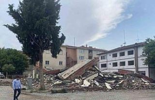 Eski belediye binası yıkıldı