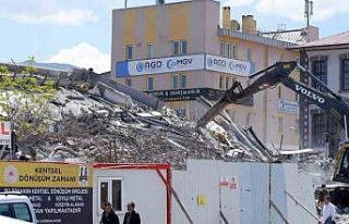 Eski belediye binasının yıkımında sona gelindi