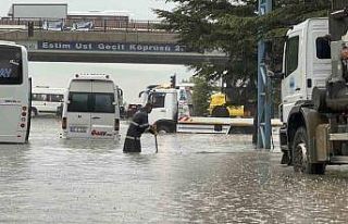 Eskişehir’de sağanak hayatı felç etti, bazı...