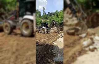 Eşme’de selden zarar gören yollar temizlendi