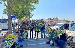 Esnafa Şanlıurfaspor bayrağı dağıtıldı