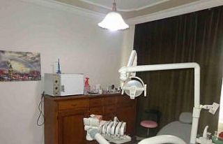 Evi polikliniğe çeviren sahte dişçi yakalandı