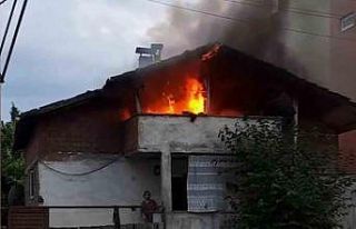 Evin çatı katı alevlere teslim oldu