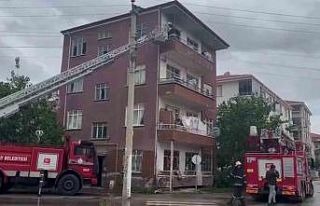 Evini yakan kadını itfaiye ekipleri kurtardı
