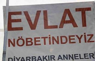 Evlat hasreti çeken aileler bayramı çadırda geçiriyor