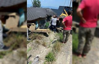 Faciaya ramak kala durdu: Arızalanan kepçe bungalova...