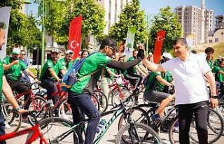 Fadıloğlu, gençlerle birlikte pedal çevirdi