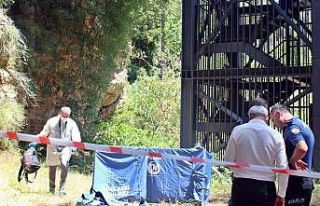 Falezlerden sahile inen asansörün yanında genç...