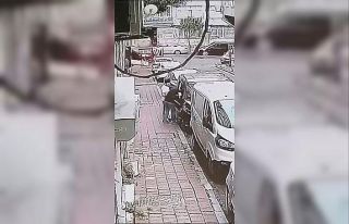 Fatih’te lüks aracın içinden televizyon ve 20...