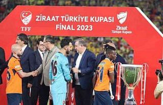 Fenerbahçe kupayı 5 yıldızlı formayla aldı