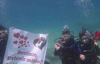 Fethiye’de deniz altında afişli evlilik teklifi