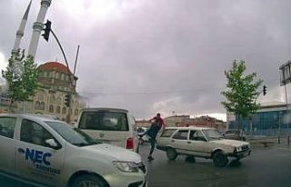 Film sahnelerini aratmayan kavga kamerada: Otomobilin...