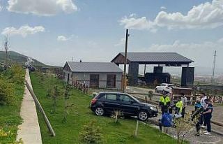 Fren yerine gaza bastı, duvardan aşağı düştü