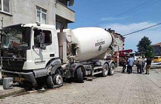 Freni boşalan beton mikserini tabela ve kaldırıma...