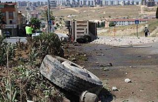 Freni patlayan moloz yüklü kamyon, önce durağı,...