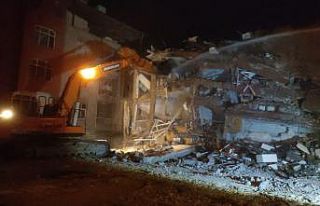 Gece çöken ağır hasarlı bina kontrollü olarak...
