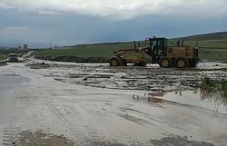 Gemerek’te sel yolu ulaşıma kapattı