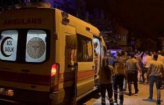 Genç kız önüne geleni bıçakladı: 3 yaralı