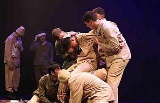 Genç tiyatrocular Esenler’de sahnede