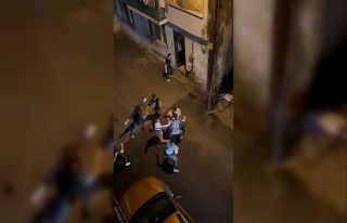 Gençlerin sopalı ve yumruk yumruğa kavgası kamerada