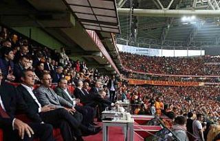Gençlik ve Spor Bakanı Osman Aşkın Bak, derbiyi...