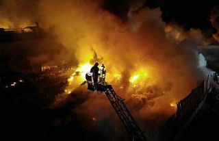 Geri dönüşüm tesisindeki yangın devam ediyor