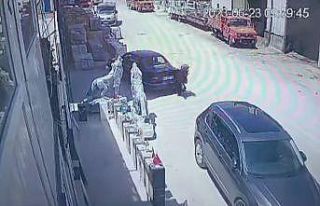 Geri manevra yapan otomobilin altında kalmaktan son...