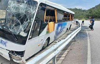 Göcek’te kontrolden çıkan otobüs refüjdeki...