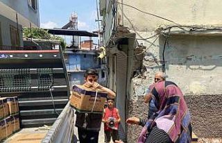 Gölcük Belediyesi deprem bölgesinde yardımlarını...